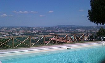 Panoramic swimming pool and solarium. Apartment home holidays Torgiano Umbria Italy